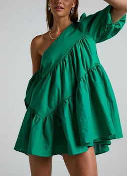 Лятна плажна асиметрично свободно рокля 2023, женски, черно зелена мини рокля с диагонал яка на едното рамо и с къс ръкав